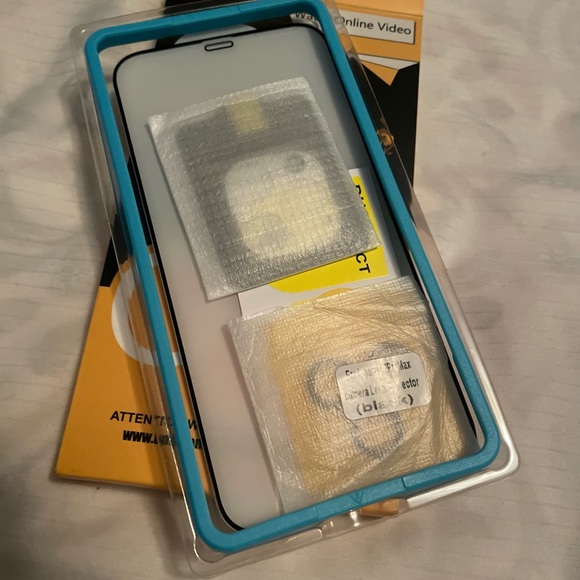 Selling all my IPhone 12 pro max covers, I lost my phone. Brand new and used - Picture 14 of 16